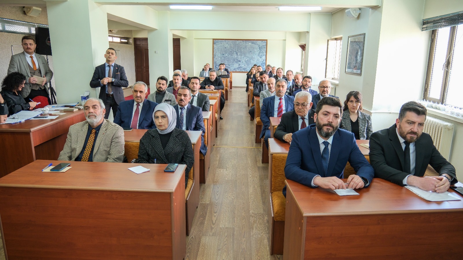 CHP Erzincan Belediyesi Meclis Üyeleri, 10 yılı geçmiş su sayaçlarının değişiminde sayaç ücreti ve sayaç takma bedelinin taksitle alınması için Belediye Meclisine önerge verdi.