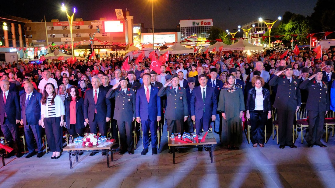 15 Temmuz Demokrasi ve Milli Birlik Günü dolayısıyla Cumhuriyet Meydanı'nda program düzenlendi.