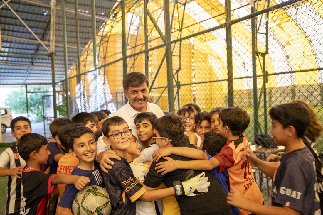 Başkan Aksun Yaz Okulları’na katılan öğrencileri ziyaret ederek futbol oynadı.