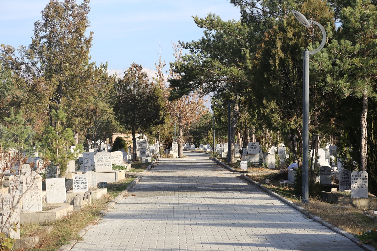 Terzibaba Mezarlığı ve diğer mezarlıklarda çalışmalar devam ediyor.