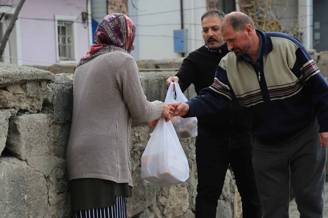 Erzincan Belediyesi Ramazan ayında ihtiyaç sahibi vatandaşlara iftar yemeği dağıtıyor.