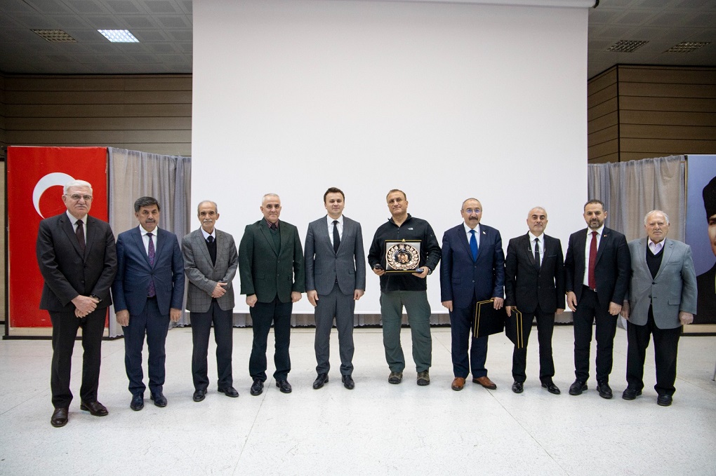 DEPREM VE YAŞAMAK adlı Panel düzenlendi.