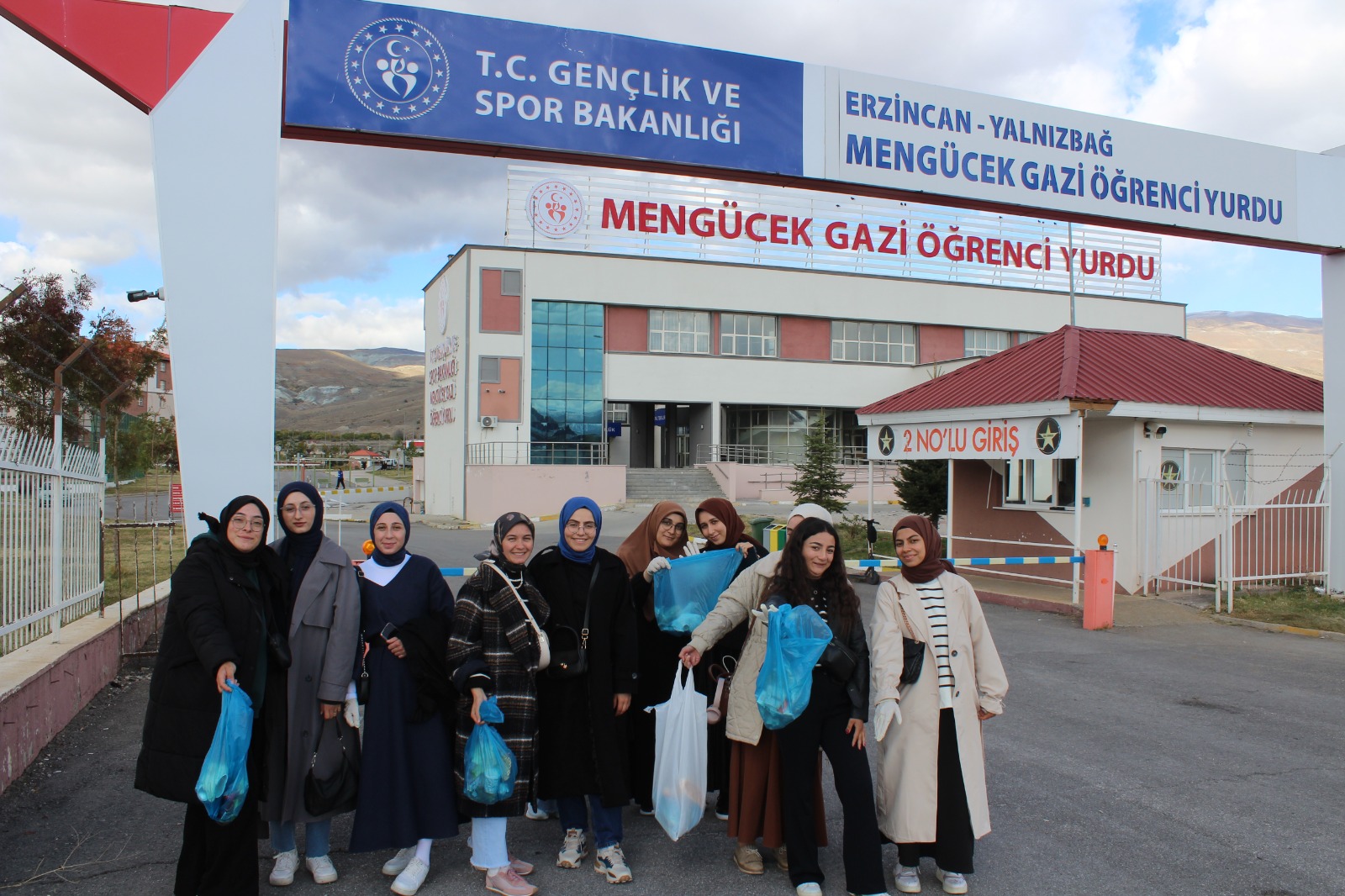 Çevre bilinci için gönüllü öğrenciler sahada.