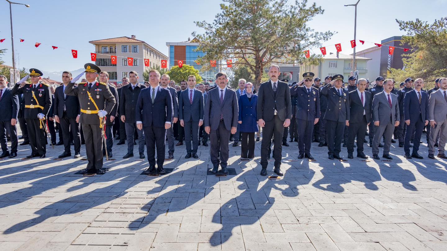 29 Ekim Cumhuriyet Bayramı kutlama programları kapsamında Atatürk Anıtına çelenk sunma töreni gerçekleştirildi.