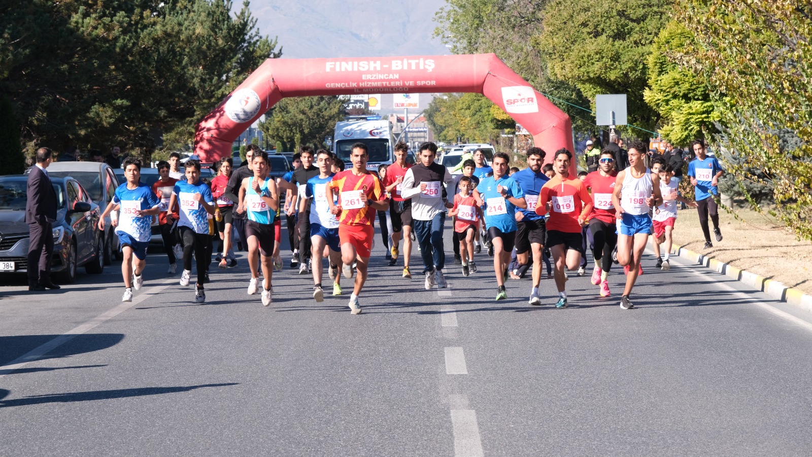 Cumhuriyet koşusunda 101 Sporcu, Cumhuriyet’in 101. yılını kutladı.