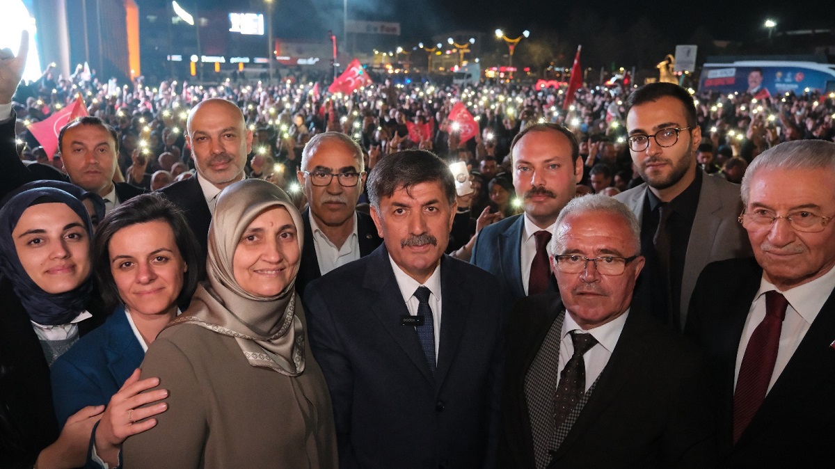 Bekir Aksun güven tazeleyerek yeniden Erzincan Belediye Başkanlığı’na seçildi