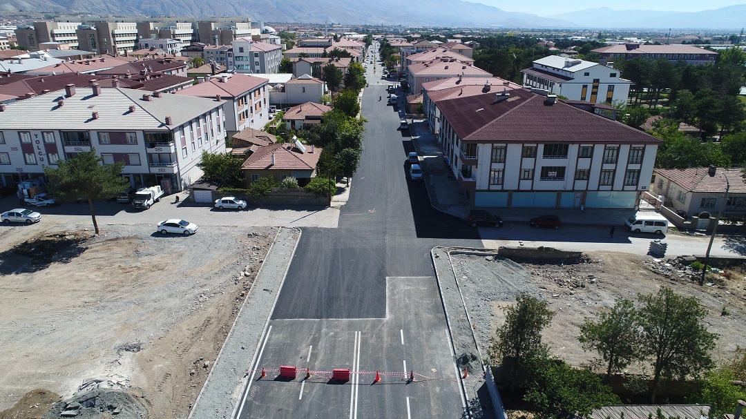 Erzincan Belediyesi yol yenileme çalışmalarına devam ediyor