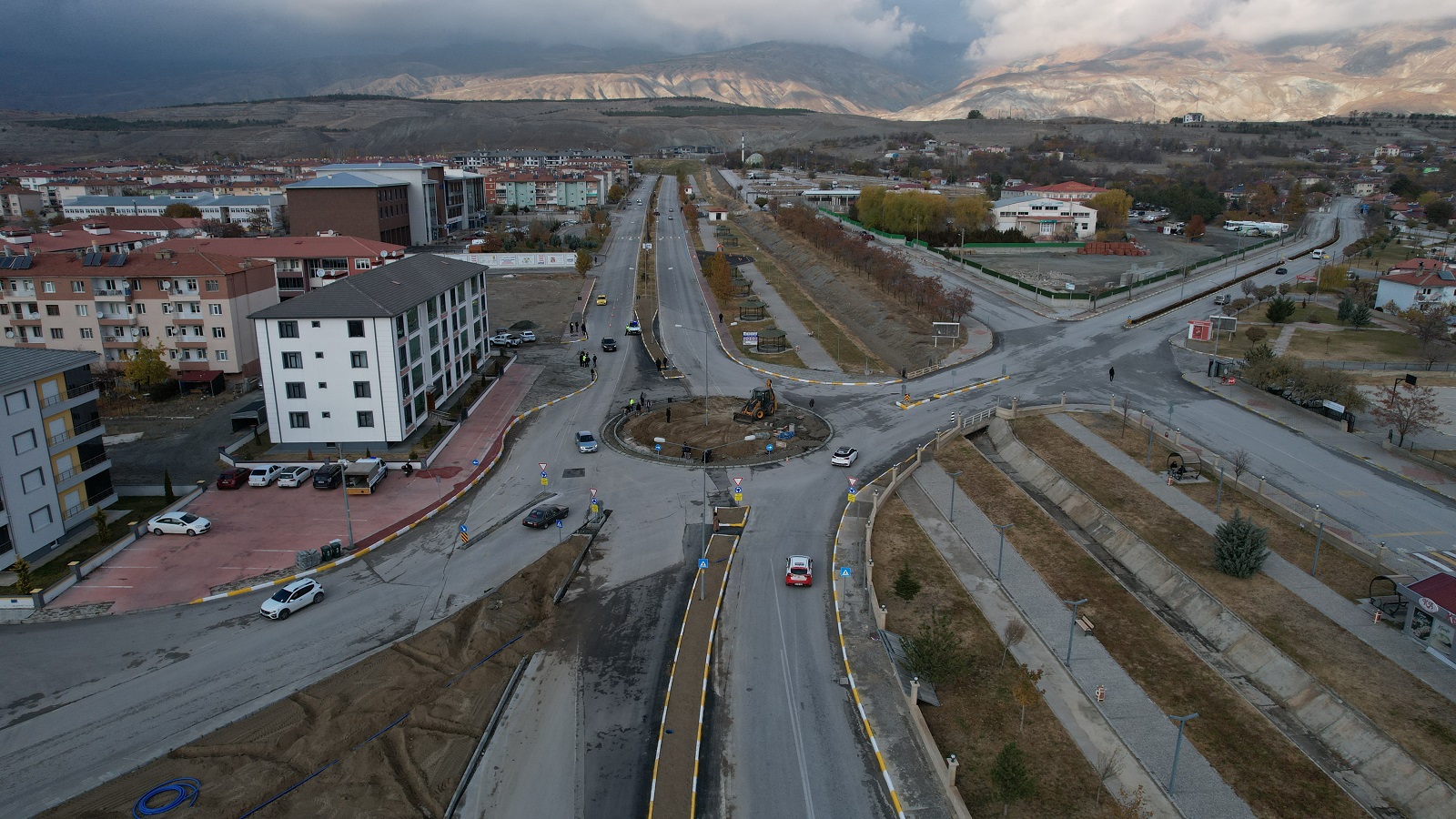 Geçit Yerleşkesi Dönel Kavşağı yapımı çalışmalarında sona gelindi.