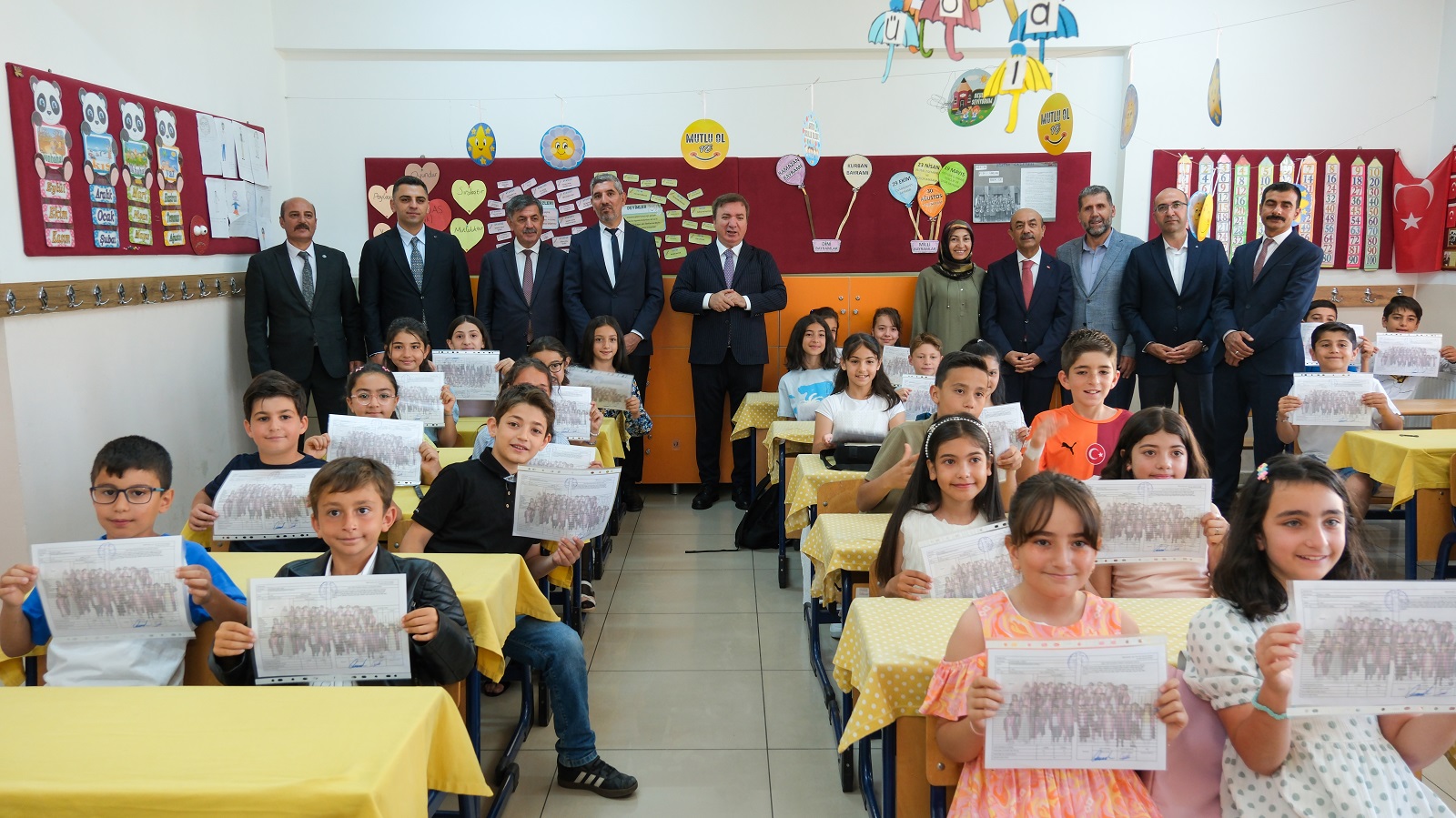 Erzincan'da Karne Heyecanı: Öğrenciler Tatile Merhaba Dedi