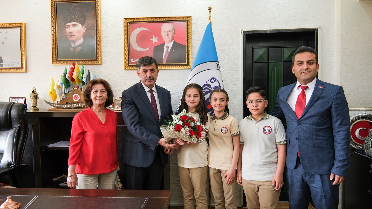 23 Nisan’da, Öğrencilerden Belediye Başkanı Bekir Aksun’a ziyaret.