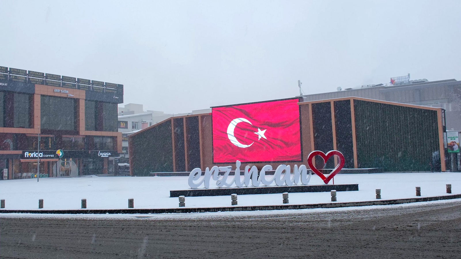 Erzincan Belediyesi’nin kar küreme çalışmaları kapsamlı bir şekilde devam ediyor.