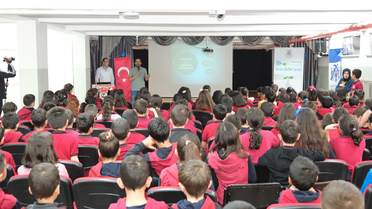 Erzincan Belediyesi, öğrencilere su tasarrufu eğitimi veriyor.