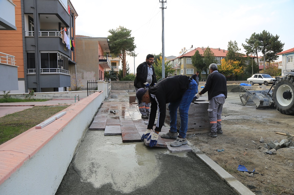 Erzincan Belediyesi, cadde ve sokaklarda kaldırım yenileme çalışmalarına devam ediyor.