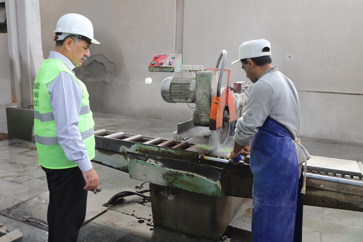 Erzincan Belediyesi işlediği Andezit taşları ile kenti güzelleştirmeye devam ediyor.