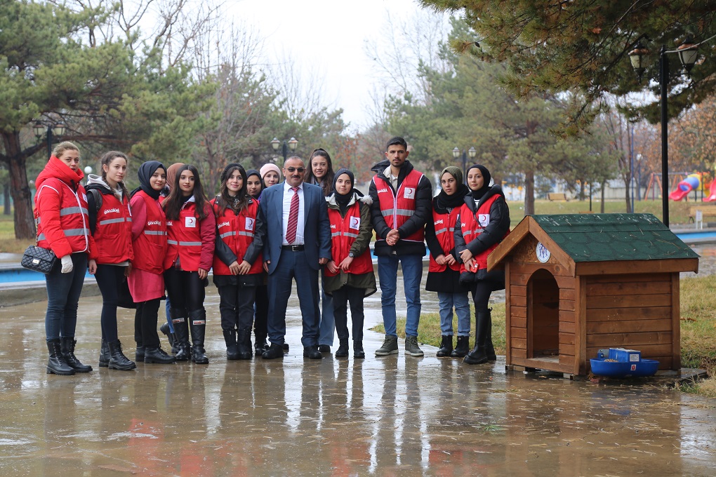 Erzincan Belediyesi Soğuk Kış Günlerinde Sokak Hayvanlarını Unutmuyor