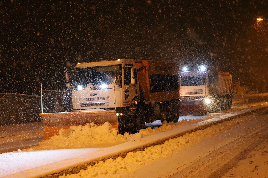 Erzincan Belediyesi Kar Küreme Çalışmalarına gece saatlerinden itibaren devam ediyor.