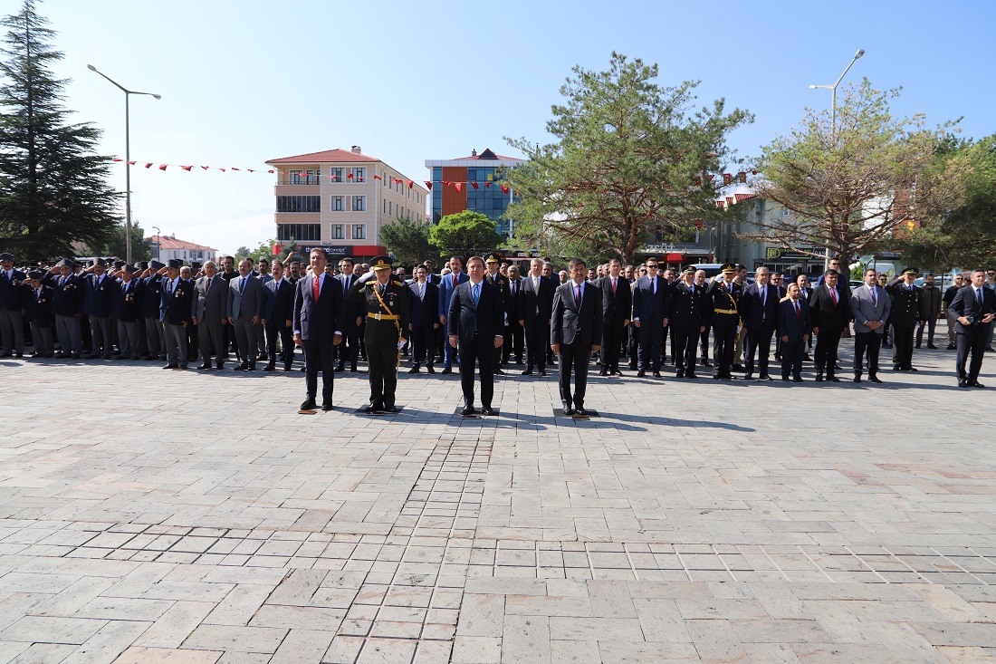 30 Ağustos Zafer Bayramı’nın 101. Yılında Erzincan’da Atatürk Anıtına Çelenkler sunuldu.