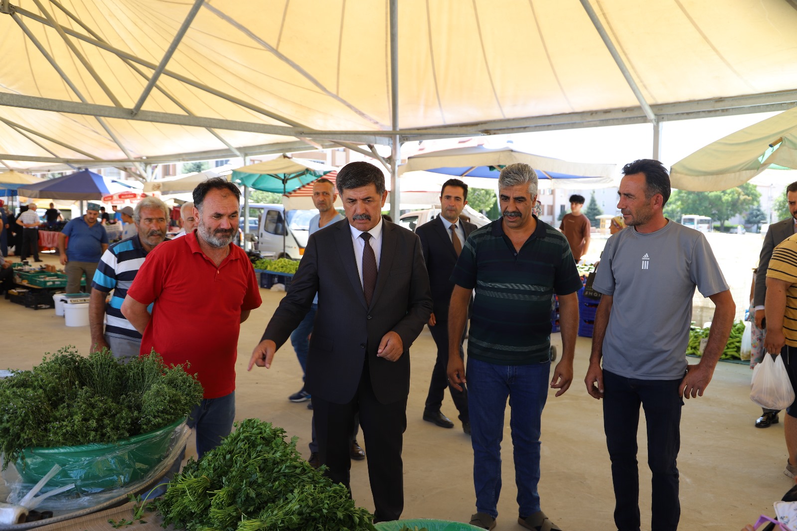 Mimar Sinan Mahallesinde yapımı tamamlanan pazar hizmete açıldı