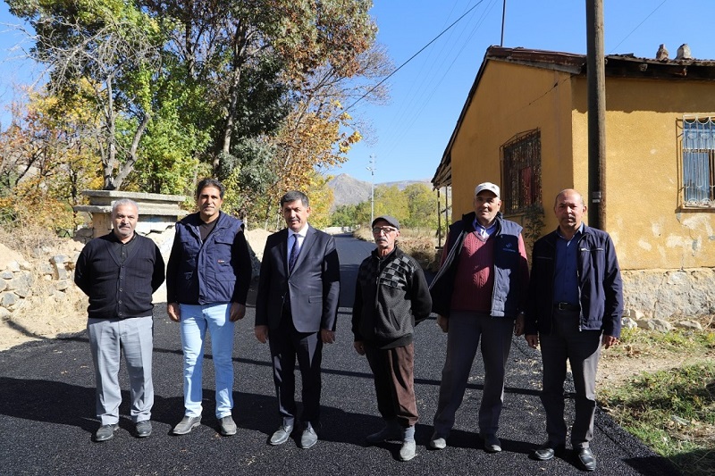 Belediye Başkanı Bekir Aksun asfalt serim çalışmalarını yerinde inceliyor