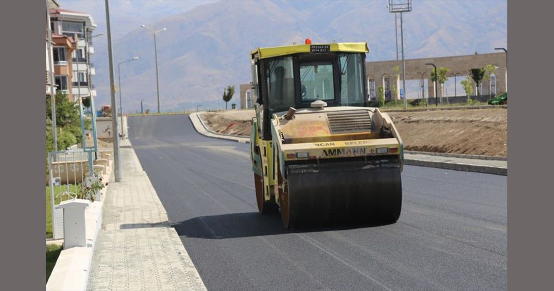 Erzincan Belediyesi asfalt serim çalışmalarına devam ediyor