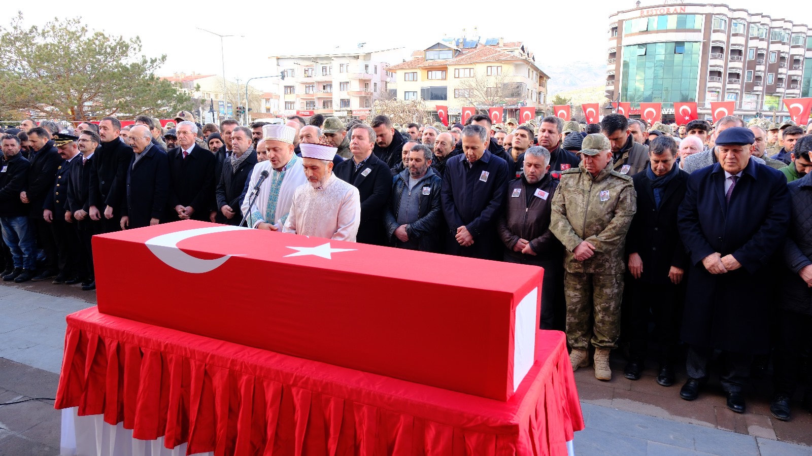 ŞEHİDİMİZ SON YOLCULUĞUNA DUALARLA UĞURLANDI