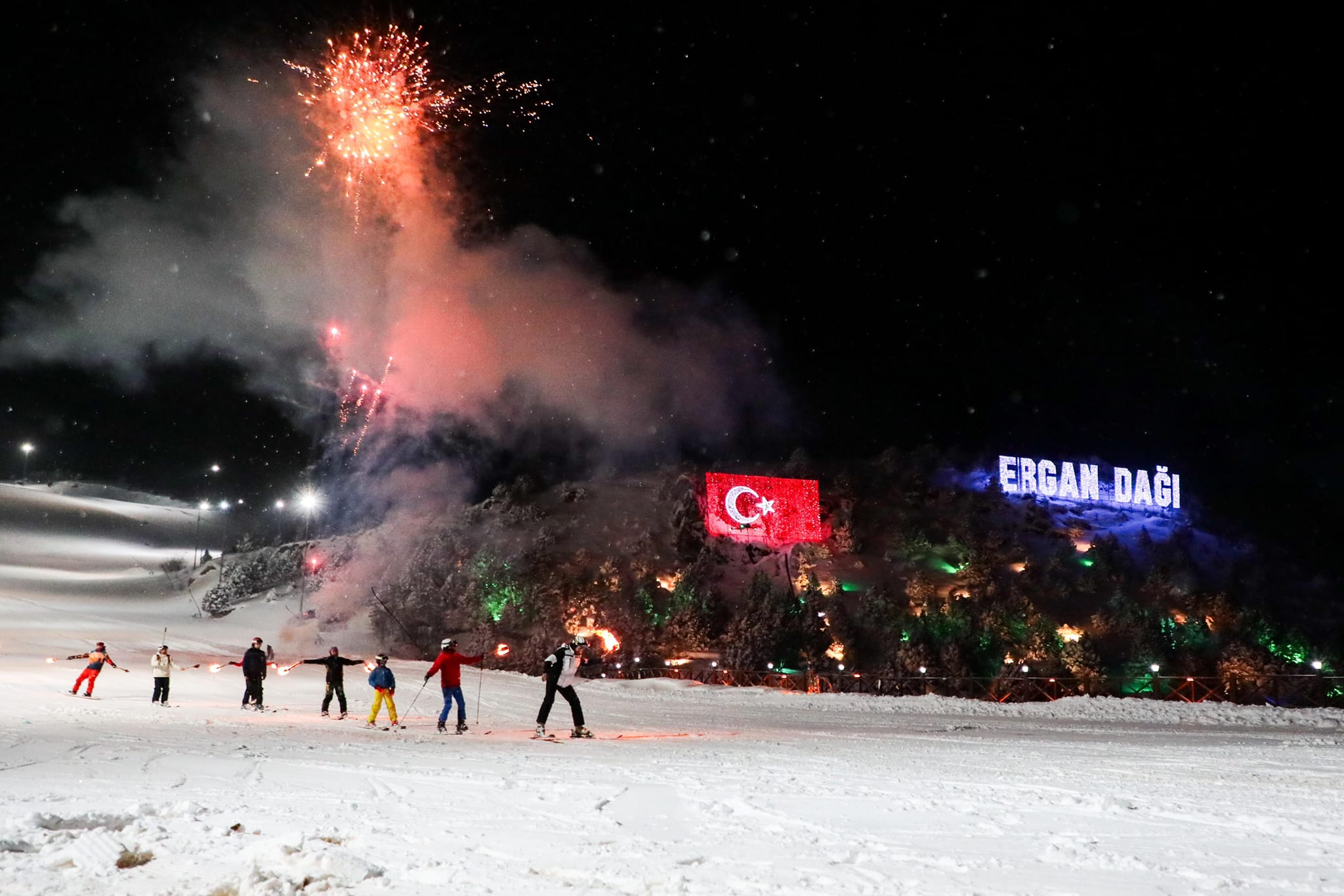 Ergan Dağı Kayak Merkezi, 2024-2025 sezon açılışını meşalelerle yaptı.