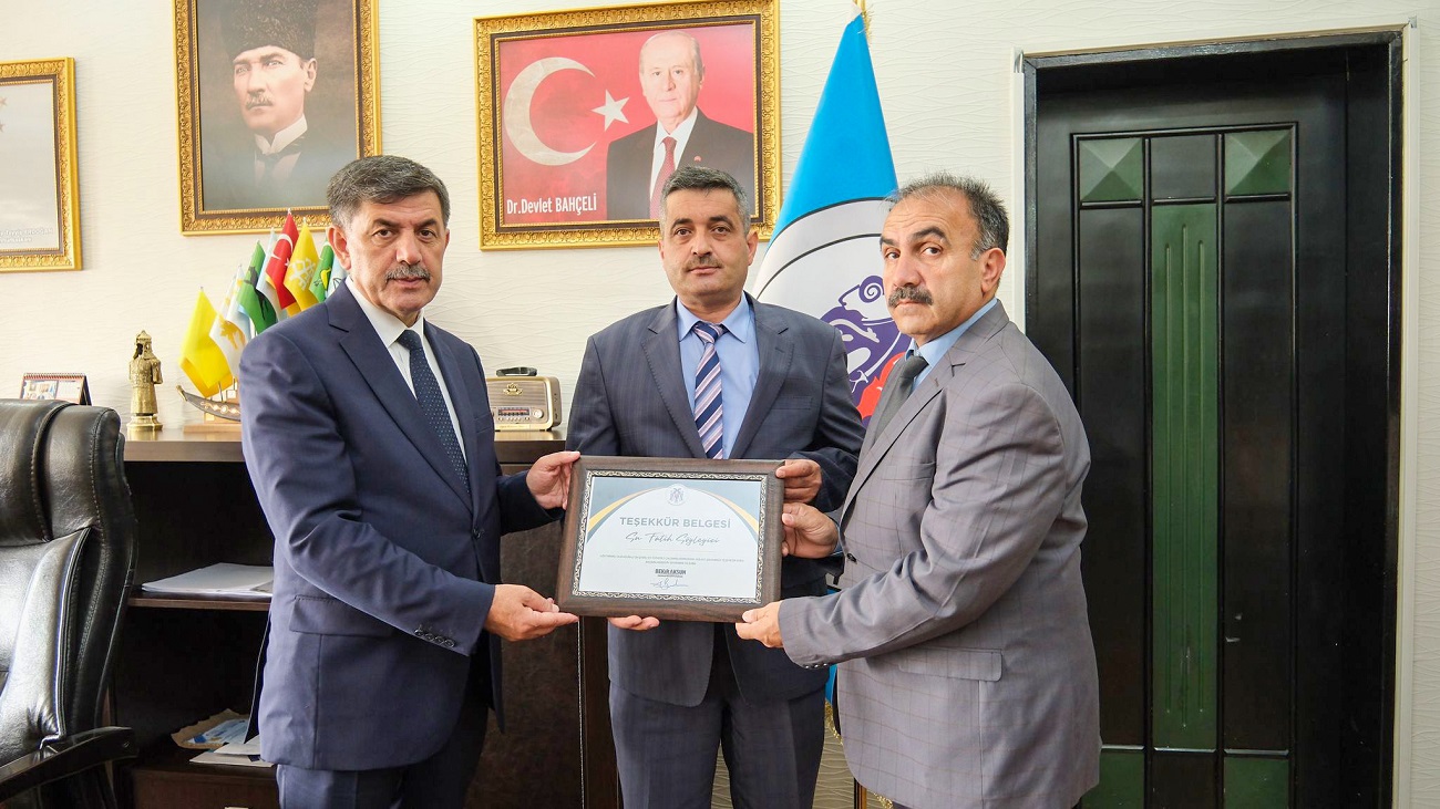 Davranışı ile örnek olan işçiye, Belediye Başkanı Bekir Aksun tarafından teşekkür belgesi verildi.