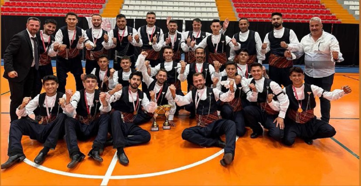 Erzincan Halk Oyunları ekibinden Kars’ta çifte zafer