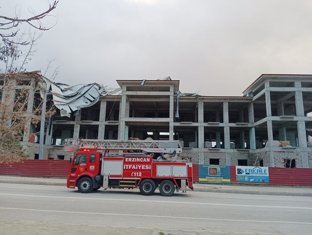 Kuvvetli esen rüzgar Erzincan'da çatılarıları uçurdu