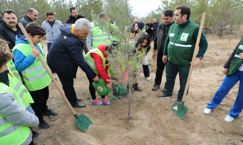 “Yeşilay ile Nefes Ol” sloganıyla fidan dikimi etkinliği düzenlendi.